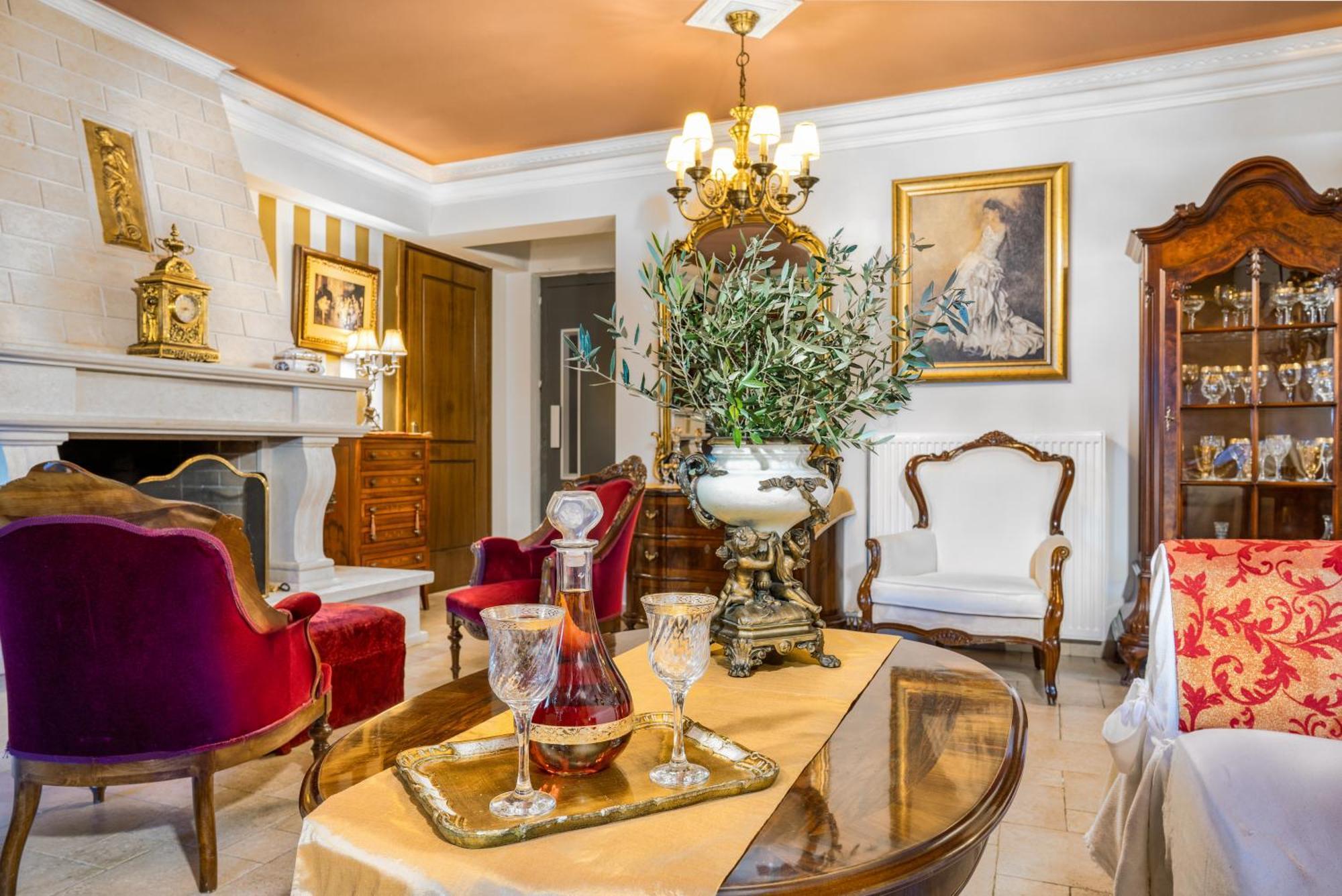 Venetian Hill House